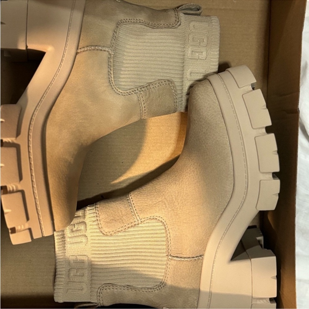 UGG Brooklyn Chelsea Boots in Tan